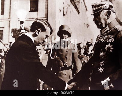 Präsident Hindenburg Kehlen während einer nationalen Partei Tag an Kanzler Adolf Hitler. Stockfoto