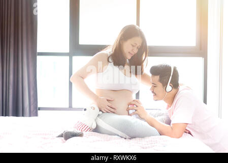 Asiatische schwangere Frau mit Mann. Mutter Tag und Internationalen Tag der Frau. Mama und Kind. Stockfoto