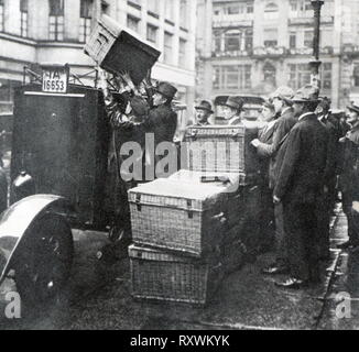 Warenkorb viel Geld bei einem Fahrzeug während Weimar deutsche Hyperinflation 1923 geladen. In Wirtschaftswissenschaften, Hyperinflation ist sehr hoch und in der Regel eine Beschleunigung der Inflation. Bis Ende 1923, die Weimarer Republik in Deutschland wurde die Ausstellung von zwei Billionen Mark Banknoten und Briefmarken im Wert von 50 Milliarden Mark. Der höchste Wert der Banknoten, die von der Weimarer Regierung Reichsbank hatte einen Wert von 100 Billionen Mark (1014; 100,000,000,000,000; 100 Mio. Mio.). Auf dem Höhepunkt der Inflation, ein US-Dollar im Wert von 4 Billionen Mark. Stockfoto