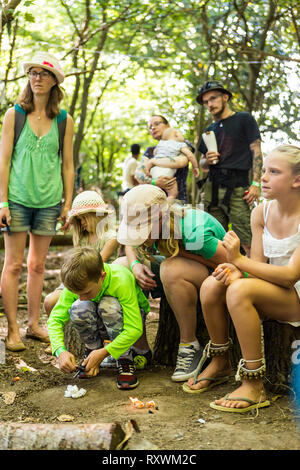 Lernen, wie man ein Feuer an einem Waldgebiet bushcraft Workshop auf in die Wildnis Festival, Kent, Großbritannien zu Licht Stockfoto