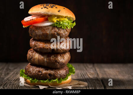 Hohe Burger auf einem dunklen Hintergrund Stockfoto