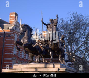 Thomas Thornycroft Statue von Boadicea und ihre Töchter in London.. Boudica oder Boudicca war eine Königin der Britischen keltischen Iceni Stamm, der einen Aufstand gegen die Besatzer des Römischen Reiches in AD 60 oder 61 Led, und starb kurz nach seinem Ausfall, nachdem angeblich selbst vergiftet. Sie gilt als ein britischer Volksheld. Stockfoto