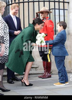 Die Herzogin von Sussex erhält einen Blumenstrauß, als sie und ihr Mann, der Herzog von Sussex, leaqve nach einem Besuch in Kanada Haus in London für ein Commonwealth Tag Jugend Ereignis feiert die vielfältigen Gemeinschaft junger Kanadier Leben in London und in Großbritannien. Stockfoto