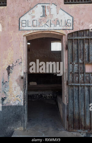 Gefängnis St-Laurent-du-Maroni, in Französisch Guyana. Innere einer Zelle Stockfoto