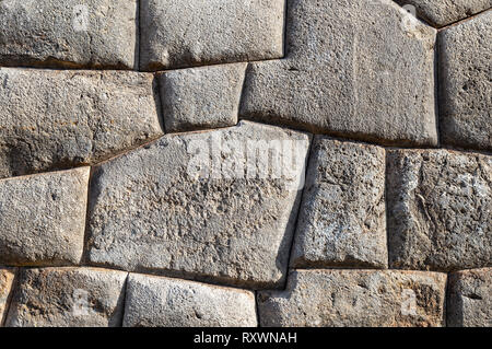 Granitfelsen und feinsten Inca Mauerwerk der Inka Zivilisation mit einem Inca Wand im Archäologischen von Sacsayhuaman, Stadt Cusco, Peru ruinieren. Stockfoto