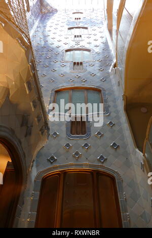 Interior Detail von der Casa Batlló, Barcelona, entworfen von Antoni Gaudi. Eine Umgestaltung eines bislang gebauten Haus, es wurde 1904 von Gaudi neu gestaltet und hat mehrere Male nach, dass renoviert wurde. Gaudi's Assistenten Domenec Sugranes ich Gras, Josep Canaleta und Joan Rubio trug ebenfalls zu der Renovierung. Der lokale Name für das Gebäude ist Casa dels ossos (Haus der Knochen), da es eine Viszerale, Skelett Bio Qualität. Stockfoto