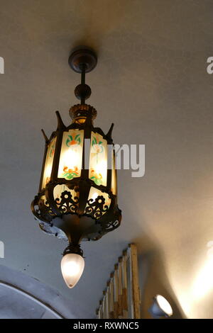 Interior Detail von der Casa Batlló, Barcelona, entworfen von Antoni Gaudi. Eine Umgestaltung eines bislang gebauten Haus, es wurde 1904 von Gaudi neu gestaltet und hat mehrere Male nach, dass renoviert wurde. Gaudi's Assistenten Domenec Sugranes ich Gras, Josep Canaleta und Joan Rubio trug ebenfalls zu der Renovierung. Der lokale Name für das Gebäude ist Casa dels ossos (Haus der Knochen), da es eine Viszerale, Skelett Bio Qualität. Stockfoto