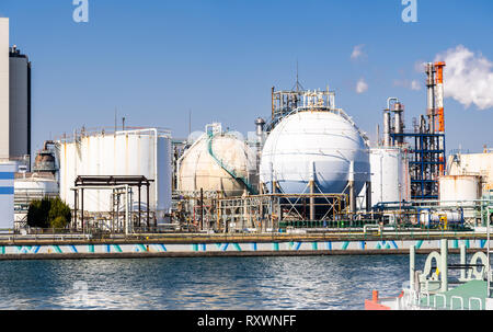 Chemische Fabrik Anlage mit Gas Storage und die Struktur der Pipeline mit Rauch aus dem Schornstein in Kawasaki City in der Nähe von Tokyo Japan Stockfoto