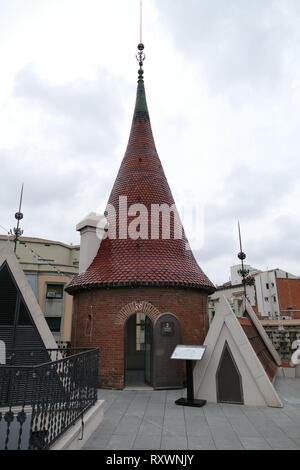 Externe Detail aus der Casa de les Punxes, entworfen von der modernistischen Architekten Josep Puig i Cadafalch. In der Eixample Gegend erbaut im Jahre 1905. Bartomeu Terradas Brutau beauftragte Josep Puig i Cadafalch ein Haus für jedes seiner drei Schwestern, Design, Angela, Josefa und Rosa. Das Ergebnis war ein Gebäude erinnert an alte mittelalterliche Burgen. Stockfoto