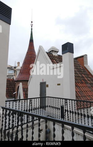 Externe Detail aus der Casa de les Punxes, entworfen von der modernistischen Architekten Josep Puig i Cadafalch. In der Eixample Gegend erbaut im Jahre 1905. Bartomeu Terradas Brutau beauftragte Josep Puig i Cadafalch ein Haus für jedes seiner drei Schwestern, Design, Angela, Josefa und Rosa. Das Ergebnis war ein Gebäude erinnert an alte mittelalterliche Burgen. Stockfoto