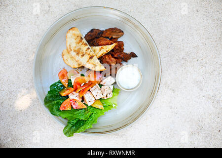 Salat mit Roastbeef, Tofu, Tomaten, Salat und Gemüse Stockfoto