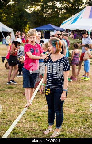 Kinder Gratwanderung wandern Zirkus Workshop auf in die Wildnis Festival, Kent, Großbritannien Stockfoto