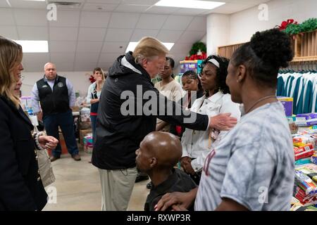 Us-Präsident Donald Trump erfüllt mit Bewohnern an der Vorsehung, die Baptist Church relief center März 8, 2019 in Smiths Station, Alabama. Die Region wurde durch einen Tornado am 3. März töten 23 Menschen getroffen. Stockfoto