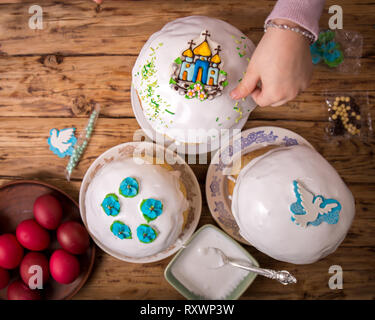 Ostern Kuchen in den Prozess der Dekoration Stockfoto