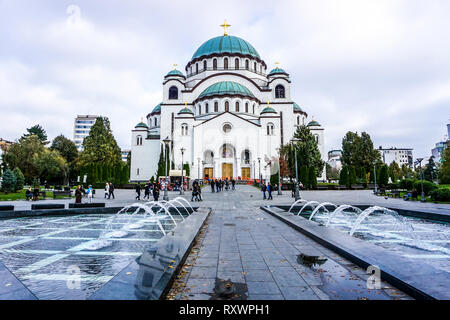 Belgrad St. Sava Kathedrale an einem bewölkten Tag mit Menschen Stockfoto
