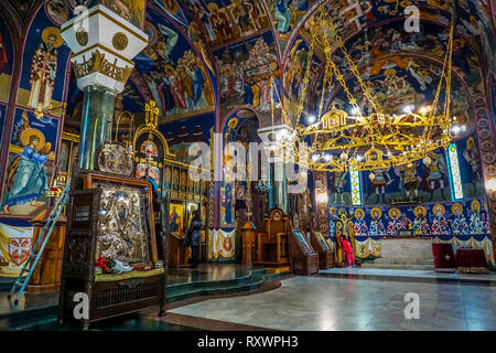 Belgrad Kirche des Heiligen Sava Interieur Kronleuchter und Fresken Stockfoto