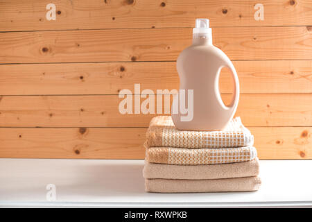 Das Reinigungsmittel Flasche auf einem Stapel von Bettwäsche. Stockfoto