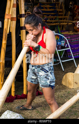 Mädchen spielen Didgeridoo auf in die Wildnis Festival, Kent, Großbritannien Stockfoto