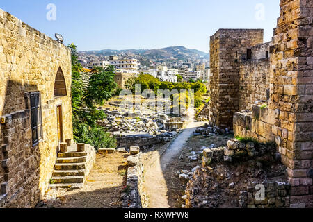 Byblos Kreuzfahrer Zitadelle Umgebung Ruinen mit Blick auf die Stadt Stockfoto