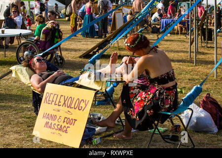 Mobile Fußreflexzonenmassage, Hand- und Fußmassage auf in die Wildnis Festival, Kent, Großbritannien Stockfoto