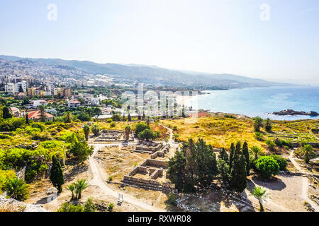 Byblos Kreuzfahrer Zitadelle Innenhof Ruinen mit Stadt und Landschaft anzeigen Stockfoto