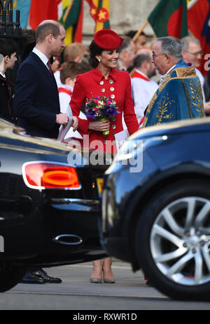 Der Herzog und die Herzogin von Cambridge verlassen nach der Teilnahme an den Commonwealth Service am Westminster Abbey, London. Stockfoto