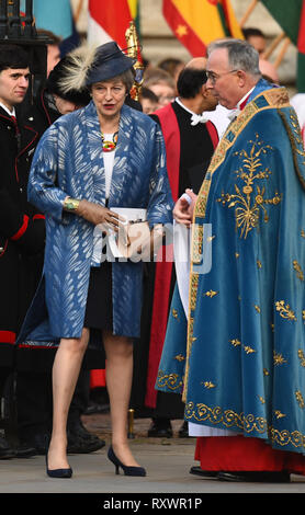 Premierminister Theresa May spricht mit John Hall, Dekan der Westminster Abbey, wie Sie nach dem Besuch der Commonwealth Service am Westminster Abbey, London verlässt. Stockfoto