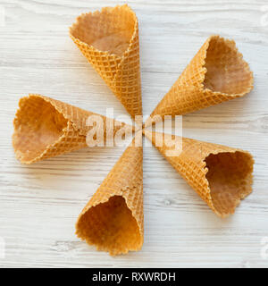 Fünf Eis Waffeln auf einem weißen Holz- Oberfläche, Ansicht von oben. Von oben und Overhead. Stockfoto
