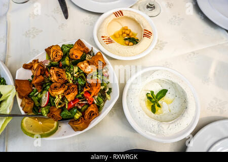 Libanesische köstliche Küche Vorspeisen Vorspeisen auf dem Tisch mit Besteck