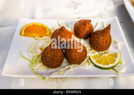 Libanesische Kibbeh Frittierte Rindfleisch Kroketten auf einer Platte Stockfoto