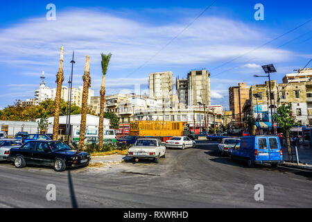 Sidon gemeinsame Straße mit Wohnhäusern und Alten schäbigen Autos Stockfoto