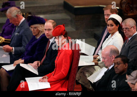 Der Herzog und die Herzogin von Cambridge (vorne Mitte), Sitzen mit der Herzogin von Cornwall und Prinz Charles (vordere Reihe), Prinz Andrew (Hintergrund rechts) und der Herzog und die Herzogin von Sussex am Commonwealth Service am Westminster Abbey, London. Stockfoto