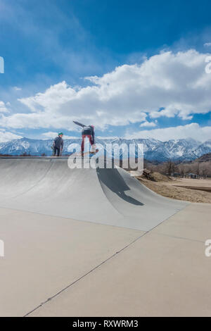 Die jungen Skater Tricks zu einem Skatepark in Lone Pine, Kalifornien zu tun. Stockfoto