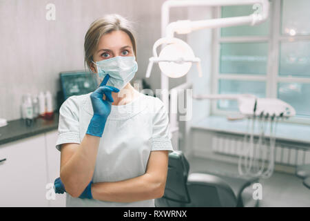 Portrait von weiblichen Zahnarzt. Sie in Ihrer Zahnarztpraxis. Stockfoto