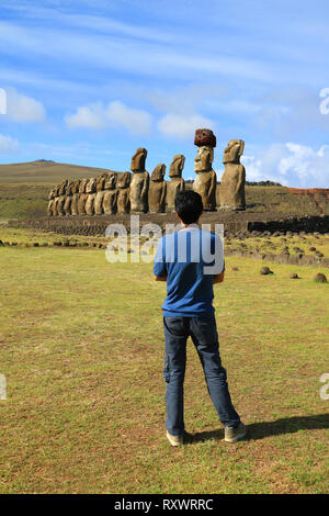 Besucher betrachten die 15 riesigen Moai Statuen von Ahu Tongariki, Archäologische Stätte auf der Osterinsel, Chile, Südamerika Stockfoto