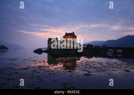 Sonnenuntergang im Eilean Donan Castle, Schottland, Großbritannien Stockfoto