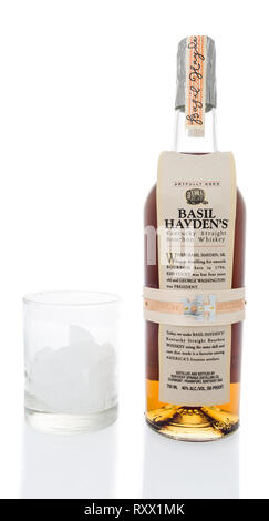 Winneconne, WI - 8. März 2019: eine Flasche Basil Haydens Whiskey mit einem Glas Eis mit Whiskey im Glas auf einem isolierten Hintergrund Stockfoto