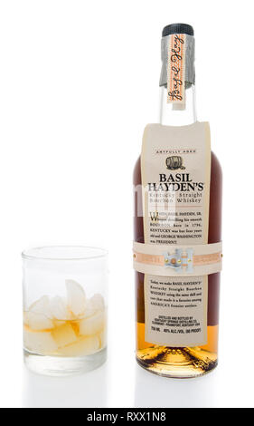 Winneconne, WI - 8. März 2019: eine Flasche Basil Haydens Whiskey mit einem Glas Eis mit Whiskey im Glas auf einem isolierten Hintergrund Stockfoto