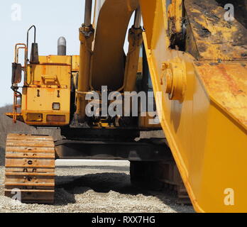 Gelber Bagger mit verlängertem Baumaschinen Stockfoto