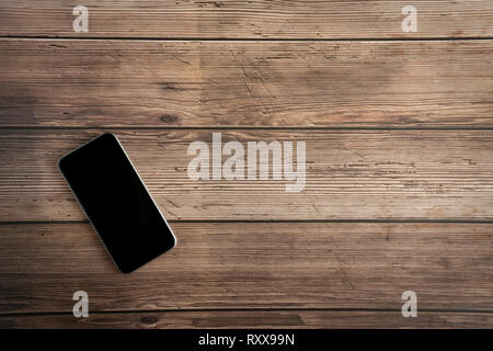 Jahrgang Telefon mockup flach auf alte Table Top alte Holz Hintergrund Textur Raumkonzept Arbeitsbereich Büro leer Hinweis, Plan auf dem Kalender neues Jahr 2019 legen, Stockfoto