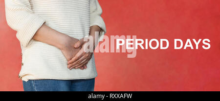 Das Konzept der schmerzhafte Menstruation Tage. Frau mit Händen über den Bauch. Menstruation oder Zeitraum tage Konzept. Monatliche schmerzhafte Tage mit Text: Peri Stockfoto