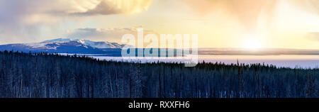 Panoramablick auf die gefrorenen Winter auf die Landschaft des Yellowstone National Park mit Sonnenlicht im Hintergrund der schneebedeckten Berge leuchtende Stockfoto