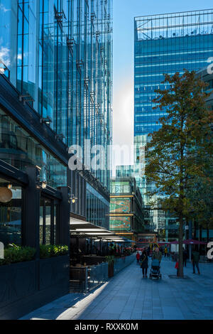 Auf der Suche nach Hardman Square und dem Nr. 1 Gebäude von Crown Square, Neubaugebietes Spinningfields entfernt, Manchester, England, Großbritannien Stockfoto