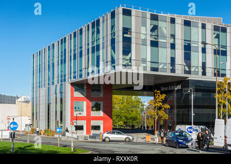 Die neue Adelphi Building (Arch. Stride Treglown, 2016), Universität Salford, Salford, Manchester, England, UK. Auch das Tor Gebäude bezeichnet. Stockfoto