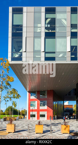 Die neue Adelphi Building (Arch. Stride Treglown, 2016), Universität Salford, Salford, Manchester, England, UK. Auch das Tor Gebäude bezeichnet. Stockfoto