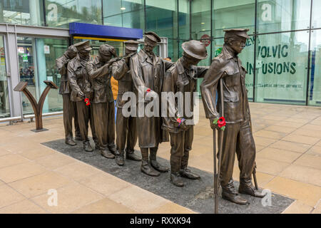 Sieg über Blindheit, eine Skulptur, die Opfer des Ersten Weltkriegs, von Johanna Domke-Guyot, Bahnhof Piccadilly, Manchester, England, Großbritannien Stockfoto