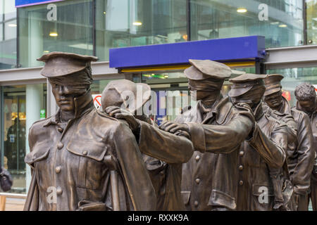 Sieg über Blindheit, eine Skulptur, die Opfer des Ersten Weltkriegs, von Johanna Domke-Guyot, Bahnhof Piccadilly, Manchester, England, Großbritannien Stockfoto