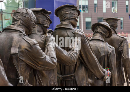 Sieg über Blindheit, eine Skulptur, die Opfer des Ersten Weltkriegs, von Johanna Domke-Guyot, Bahnhof Piccadilly, Manchester, England, Großbritannien Stockfoto