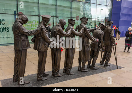 Sieg über Blindheit, eine Skulptur, die Opfer des Ersten Weltkriegs, von Johanna Domke-Guyot, Bahnhof Piccadilly, Manchester, England, Großbritannien Stockfoto