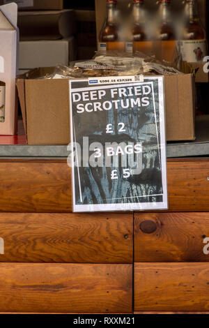 Werbung Sign Frittierte Scrotums auf einem Marktstand, Manchester, England, Großbritannien Stockfoto